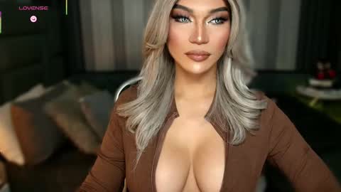 Snapshot of womanofyourdesire_ts chatting on 2, 12, 2025 Julia online show from 2, 12, 2025