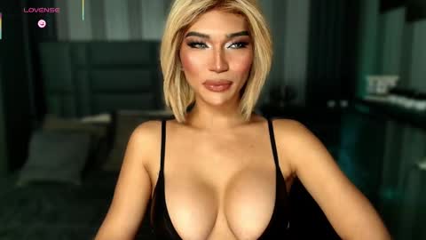 Snapshot of womanofyourdesire_ts chatting on 17, 12, 2025 Julia online show from 17, 12, 2025