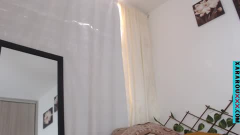 Snapshot of xararouxxx chatting on 28, 2, 2025       S A R A      100K followers online show from 28, 2, 2025