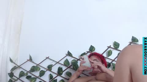 Snapshot of xararouxxx chatting on 10, 3, 2025       S A R A      100K followers online show from 10, 3, 2025
