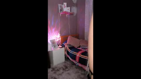 Snapshot of xararouxxx chatting on 5, 10, 2025       S A R A      100K followers online show from 5, 10, 2025