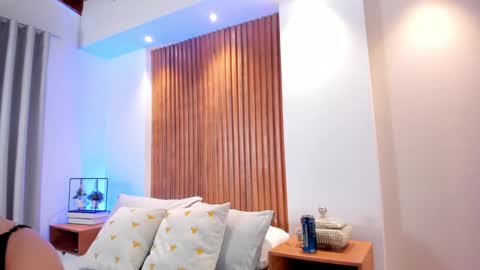 Snapshot of ximelopez1 chatting on 24, 11, 2025 XIMENA LOPEZ online show from 24, 11, 2025