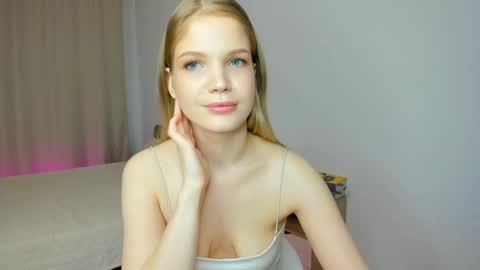 Snapshot of xloe_queen chatting on 21, 4, 2026 Chloe online show from 21, 4, 2026
