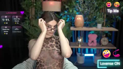 Snapshot of xoxo_molly chatting on 11, 10, 2025 xoxo_molly online show from 11, 10, 2025