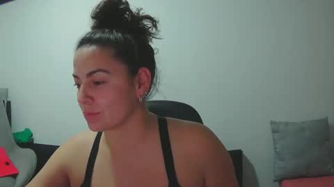 Snapshot of xxbeyotaxx chatting on 15, 10, 2025 beyota online show from 15, 10, 2025