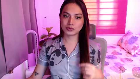 Snapshot of xxjulielovesyouxx chatting on 15, 12, 2025 July online show from 15, 12, 2025