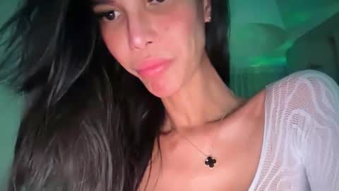 Snapshot of xxwildmaexx chatting on 19, 4, 2026 Mia and shawn online show from 19, 4, 2026