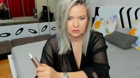 xxxhotblonde4u online show from 6, 1, 2026