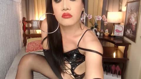 Snapshot of xxxmiss_cathyxxx chatting on 9, 10, 2025 QUEENCY online show from 9, 10, 2025