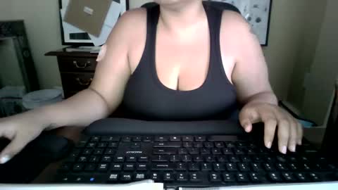 Snapshot of xxxmooui chatting on 19, 5, 2026 Elle online show from 19, 5, 2026