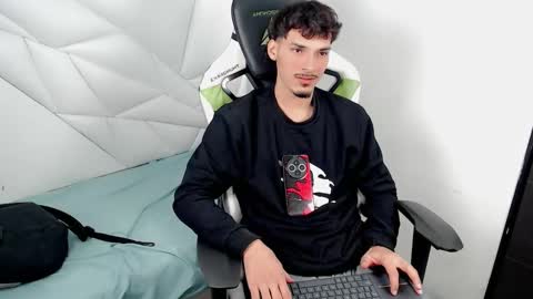 Snapshot of yankeee_ chatting on 27, 11, 2025 DANILO online show from 27, 11, 2025