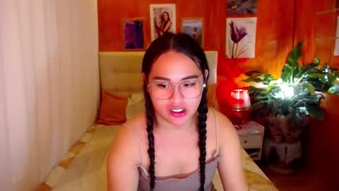 Snapshot of yanny_xoxo chatting on 15, 12, 2025 Allisonn online show from 15, 12, 2025