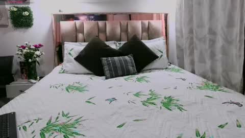 yellow_lily online show from 13, 5, 2026