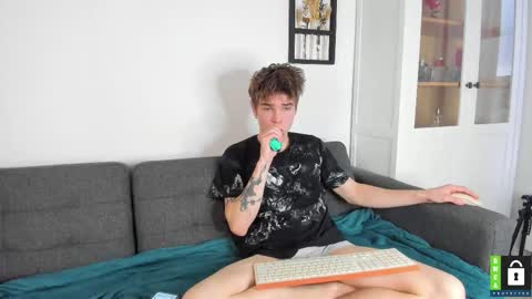 Snapshot of yen2025 chatting on 8, 11, 2025 Yen online show from 8, 11, 2025