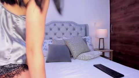 Snapshot of yen_lo chatting on 25, 11, 2025 Yen online show from 25, 11, 2025