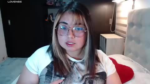 Snapshot of yini_angel07 chatting on 7, 7, 2026 hii i am yini online show from 7, 7, 2026