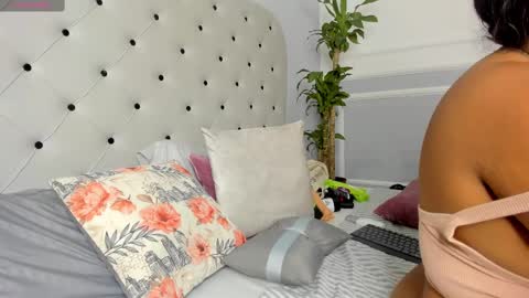 Snapshot of yiseth_02 chatting on 15, 2, 2025 roxie reyes online show from 15, 2, 2025