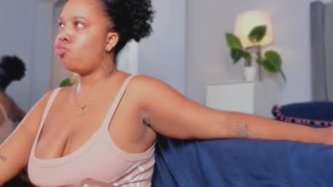 Snapshot of yiseth_02 chatting on 1, 10, 2025 roxie reyes  online show from 1, 10, 2025
