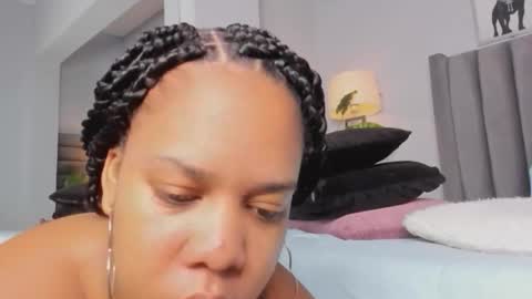 Snapshot of yiseth_02 chatting on 8, 10, 2025 roxie reyes  online show from 8, 10, 2025