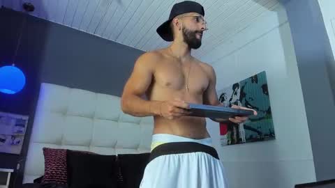 Snapshot of yiyo10_ chatting on 2, 10, 2025 Yiyo online show from 2, 10, 2025