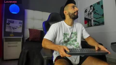 Snapshot of yiyo10_ chatting on 12, 10, 2025 Yiyo online show from 12, 10, 2025