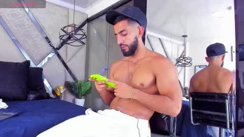 Snapshot of yiyo10_ chatting on 14, 12, 2025 Yiyo online show from 14, 12, 2025