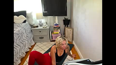 Snapshot of yogimilflover chatting on 8, 10, 2025 Yogiblondebangme online show from 8, 10, 2025