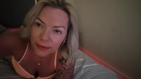 Snapshot of yogimilflover chatting on 25, 4, 2026 Yogiblondebangme online show from 25, 4, 2026