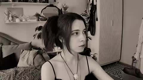 yoka_paradoxxx online show from 8, 5, 2026