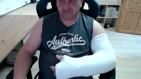 yoschi1976 online show from 12, 4, 2026