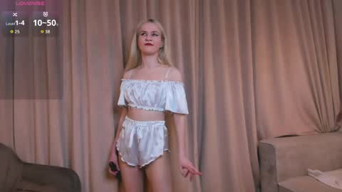 Elizabeth brunette -- Darline blonde  online show from 8, 5, 2026