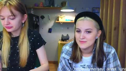 Snapshot of younona chatting on 25, 4, 2026 Anna and Luna online show from 25, 4, 2026