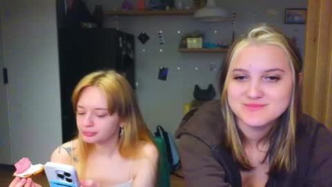Snapshot of younona chatting on 27, 4, 2026 Anna and Luna online show from 27, 4, 2026