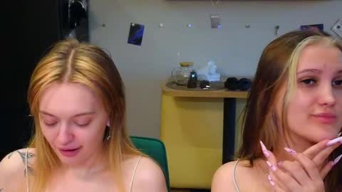 Snapshot of younona chatting on 8, 5, 2026 Anna and Luna online show from 8, 5, 2026