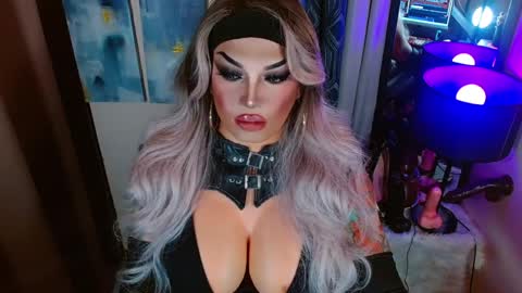 Snapshot of your1truequeen chatting on 27, 3, 2026 QUEEN MADISON online show from 27, 3, 2026