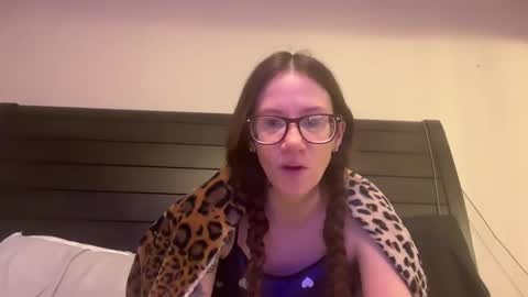 yourstrulylivy online show from 31, 12, 2024