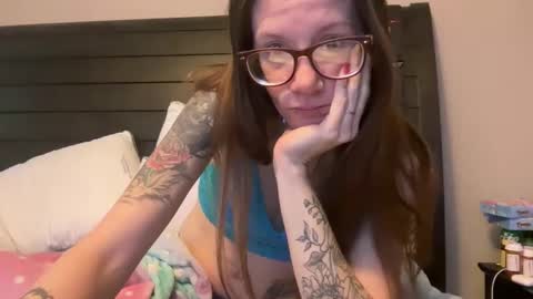 yourstrulylivy online show from 17, 2, 2025