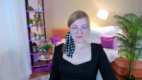 Snapshot of youruniverserr chatting on 8, 10, 2025 Alice online show from 8, 10, 2025