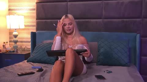 Snapshot of yssabelfox chatting on 18, 9, 2025 Foxie online show from 18, 9, 2025