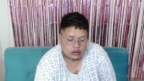 Snapshot of yulandval chatting on 4, 12, 2025 yul and val couple online show from 4, 12, 2025