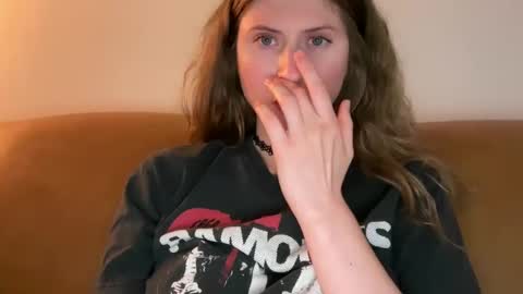 yumiandwolf online show from 11, 9, 2025