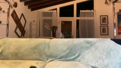 yumiandwolf online show from 27, 9, 2025