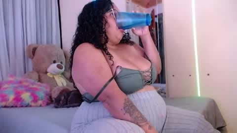 Snapshot of yvonn_jlove chatting on 8, 10, 2025 yvonn online show from 8, 10, 2025