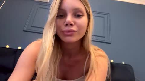 Snapshot of yvonna_ chatting on 18, 1, 2025 yvonna_ online show from 18, 1, 2025