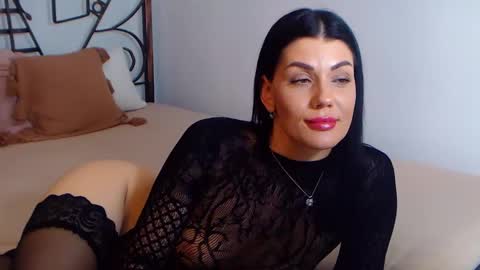 Snapshot of yvonneeverlee chatting on 16, 12, 2024 I V Y online show from 16, 12, 2024