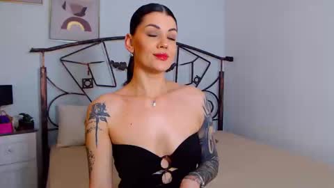 Snapshot of yvonneeverlee chatting on 26, 12, 2024 I V Y online show from 26, 12, 2024