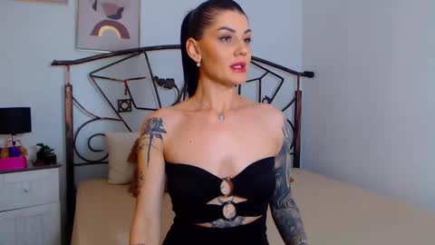 Snapshot of yvonneeverlee chatting on 3, 1, 2025 I V Y online show from 3, 1, 2025