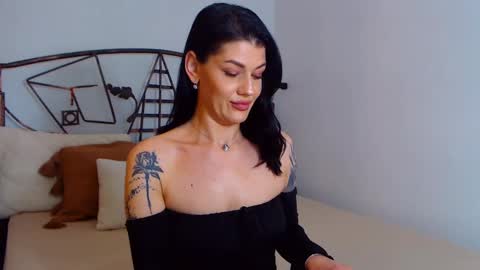 Snapshot of yvonneeverlee chatting on 19, 2, 2025 I V Y online show from 19, 2, 2025