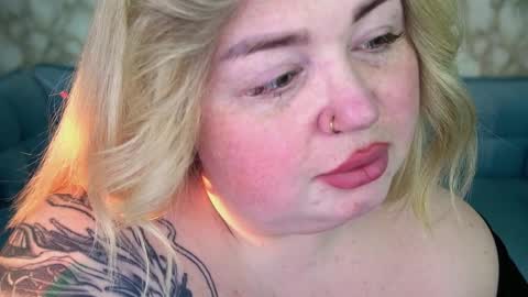 Snapshot of zarareign_ chatting on 2, 4, 2026 Lola online show from 2, 4, 2026