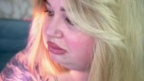 Snapshot of zarareign_ chatting on 5, 4, 2026 Lola online show from 5, 4, 2026